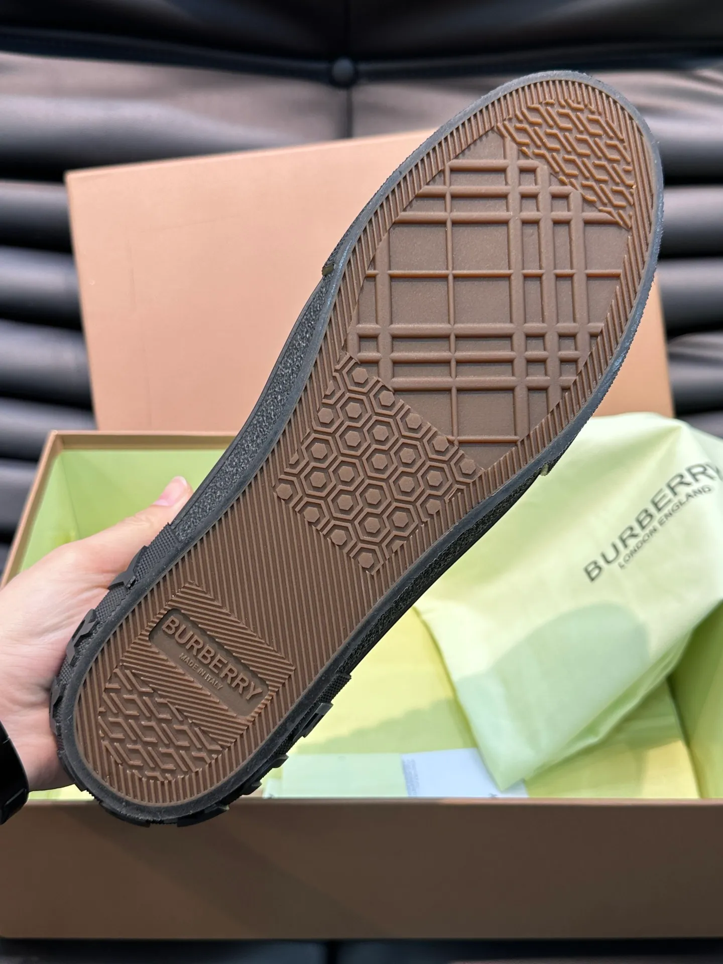 Men's shoes 💰400▫️B's men's classic low-top sneakers are reinterpreted in Vintage plaid cotton material and decorated with a new brand logo. First-layer cowhide lining, embossed Burberry logo on the heel, and original TPU outsole! Size: 38-44 (45 46 customized)